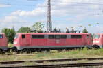 DB 111 133-5 in einem Lokzug vom DB Stillstandsmanagement Karsdorf nach Opladen, am 13.07.2022 in Naumburg (S) Hbf.