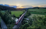 Bei wolkigem Sonnenuntergang zieht eine leider unerkannt gebliebene 111 vier Dostos über die Altmühl. Gleich wird der Markt Dollnstein durchfahren.

🧰 DB Regio Bayern
🚝 RE 57871 (RE1) Nürnberg Hbf–München Hbf
🕓 24.5.2024 | 20:27 Uhr