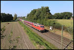 DB 111137-6 ist hier am 20.9.2024 um 11.34 Uhr mit dem TCS 26012 nach Lauenbrück auf der Rollbahn in Osnabrück-Hellern unterwegs.