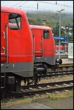 Alles doppelt! Zwei 111er (087-3 & 076-6) parkten am 14.10.2024 im Bahnhof Treuchtlingen mit ihren Doppelstockzügen so nebeneinander, dass diese Aufnahme möglich wurde. Außer ihnen sind auch noch zwei Gleise, zwei Masten, zwei Bahnhofsnamen und im Hintergrund zwei rote Schiebeplanenwagen im Bild zusehen.