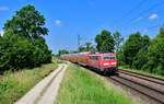 111 132 mit einem RE3 am 08.06.2024 bei Langenisarhofen.