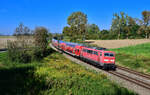 111 132 mit einem RE3 am 21.09.2024 bei Langenisarhofen.