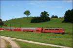 111 086-7 (9181 6 111 086-7 D-DB) ist bei Axdorf mit dem RE 30013  Mnchen-Salzburg-Express  auf dem Weg nach Salzburg Hbf.