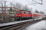 Da wirbelt 111 158-2 ganz schn Staub ( natrlich Schnee ) auf, mit ihrem Zug im Bahnhof Korschenbroich.