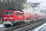 Die 111 014-7 zieht ihren RE4 von Dortmund nach Aachen gerade durch Dsseldorf Vlkinger Strae am 15.02.2010