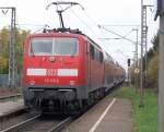 Am 2. November 2008 schiebt 111 115-2 einen Doppelstockzug durch den Bahnhof Wickrath in Richtung Rheydt.