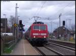 Und hier die 111 160 die seit einiger Zeit als RE4 Zug- bzw. Schublok verkehrte. Dieser zog einen 5 Wagen DoSto Park in den Linderner Bahnhof ein.
03.04.10 13:41