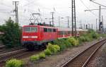 111 056 schiebt am 24.07.10 ihren Regionalzug vorbei am S-Bahnhof Drrenhof Richtung Nrnberg Hbf. 
