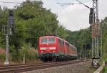 111 013-9 schleppt 110 493-4 samt eines ausgefallenen RE4 Berufsverstrkerparks ber die KBS480 nach Kln. Hier am Einfahrtsignal Langerwehe. 2.8.10