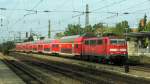 Mit einer staatlichen Reihe von Doppelstockwagen kam auch 111 022-0 mit ihrem Mnchen - Salzburg Express am 19.10.