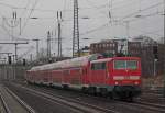 Nachschuss: 111 077-4 und 111 079-0 (Zugschluss) mit dem RE10915  RSX  aus Aachen nach Dren bei der Ausfahrt in Dren, 12.12.10