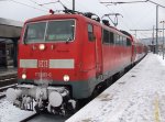 Die verschneite 111 081-6 wartet mit ihrem RegionalExpress auf die Rckfahrt nach Braunschweig. Aufgenommen am 14.12.2010 in Bielefeld.