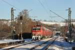 111 093-1 zieht den RE9 durch das verschneite Eilendorf, auf dem Weg nach Aachen Hbf.