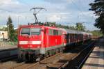 Am 27.8.2011 schiebt die 111 016 ihren N-Wagenzug in Richtung Kln durch den Bahnhof Norf an der KBS 495.