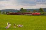 111 074 zog den RE 19460 mit vier Euro-Express-Wagen auf dem grnen Feld nach Stuttgart Hbf vor Urbach(b Schorndorf) am 18.05.2012.