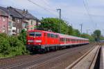 111 129 mit dem RE 1 von Aachen nach Hamm bei der Durchfahrt durch Dsseldorf-Oberbilk am 16.05.2012