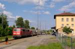 Mit einer RB nach Ingolstadt erreicht 111 024-6 den Bahnhof in Abensberg am 29. Mai 2010. 