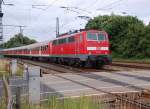 So eben ist die 111 156 den Bahnbergang Blumenstrae im Grevenbroicher Bahnhof verlassen. Sie schiebt einen RE8 Verstrker bis Kaldenkirchen....auch an diesem Freitag den 13. Julli 2012.