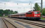 111 019 schob am 06.07.12 einen RE von Salzburg nach Mnchen aus dem Bahnhof Aling.