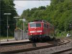 Die 111 113 im Regional Express Verbund steht abfahrbereit im Eschweiler Bahnhof
zur Weiterfahrt in Richtung Dren im Juni 2012.