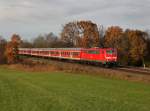 Die 111 022 mit einer RB nach Salzburg am 10.11.2012 unterwegs bei Hilperting.