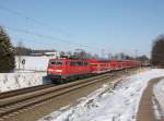 Die 111 200 mit einem RE nach Salzburg am 10.02.2013 unterwegs bei Vogl.