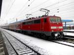 111 189-7 auf dem Weg von Mannheim nach Frankfurt im Bahnhof Mannheim-Waldhof am 21.01.2013.