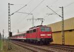 Als Schieber ist die 111 158-2 auf dem Bild mit eine RE4-Verstrker nach Aachen bei Herrather Linde zu sehen am Mittwoch den 10.4.2013