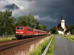 (Bild Numero 5000) 
Die 111 046 mit dem Radlzug nach Ulm am 19.06.2011 unterwegs bei Hausbach.