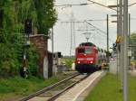Gerade kreuzt die 111 096 mit ihrem RE4 den Bahnbergang Seidenweberstrae am Bahnhof Herrath auf ihrem Weg nach Aachen. 24.5.2013