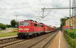 111 013-9 fhrt sogerade in Lindern ein. Nach wenigen Minuten setzt sie ihre Fahrt nach Aachen fort, ihr nchster Halt ist Geilenkirchen. 22.6.2013