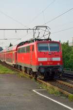 Am Donnerstag den 29.8.2013 fhrt die 111 122 mit einer RE4 nach Dortmund aus dem Bahnhof Rheydt aus.