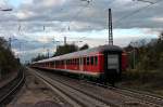 Nachschuss auf den RegioLr am 02.11.2013, als er aus zwei n-Wagen Granituren und der 111 062-6  Neuenburg (Baden)  in der Mitte bespannt, als sie durch den Bahnhof von Emmendingen fuhr.