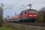 111 157-4 schiebt eine RE4 nach Dortmund.
Hier ist sie kurz vorm Bahnhof Lindern am Sonntag den 15.12.2013