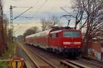 111 157-4 schiebt hier einen RE4-Zug die Rampe nach Korschenbroich hinunter, gerade hat der Zug die S-Bahnstation Lürrip durchfahren..
Samstag den 21.2.2013