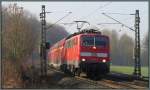 Am frühen Morgen des 12.März 2014 macht sich der Wupper Express auf nach Dortmund.
Hier zu sehen bei Rimburg auf der Kbs 485, als Zugpferd die 111 124-4.
