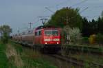 Im Abendlicht des 3.4.2014 ist die 111 149 mit einem RE4 Zug bei Herrath nach Aachen unterwegs.