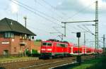 111 136 mit RE 24332 (Uelzen–Hamburg) am 07.09.2002 vor dem Stellwerk  Baf  in Bardowick.