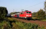 111194 mit Sonderzug der AKE nach Binz.
Am 17.9.2014 kam 111194 zu Fernzugehren. Sie zog den DPE 98 von Koblenz nach Binz,
hier ist sie um 9.28 Uhr in der Bauernschaft Lengerich - Schollbruch auf der Rollbahn gen Norden unterwegs. Als erster Wagen hinter der Lok der bekannte Halbspeisewagen  Kakadu ! Dahinter folgten zwei Wagen der Centralbahn und dahinter wiederum, leider im Schatten der Bäume, eine Rheingoldgarnitur incl. Domecar.