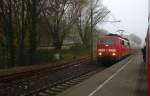 111 093 DB zieht den RE4 aus Dortmund-Hbf nach Aachen-Hbf und hält in Aachen-West und fährt in Richtung Aachen-Schanz,Aachen-Hbf.
Aufgenommen vom Bahnsteig in Aachen-West.
Bei Nebelwolken an einem Kalten Vormittag vom 3.12.2014