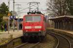 Am Zugende schieben ist am Sonntag den 21. Dez. 2014 die 111 117 im Rheydter Hbf auf Gleis 2 zu sehen, sie schiebt ihren Zug nach Dortmund.