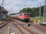 Mit ein paar Minütchen Verspätung brachte 111 020,am 21.Juni 2015,den AKE 98 Sonderzug,aus Koblenz nach Binz.Für die Reisende weniger schlimm denn der Zug endete in Binz.