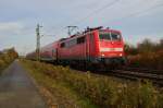 RE7 noch Lokbespannt aus Krefeld kommend ist hier die 111 098 zwichen Osterath und Kaarst nach Neuss fahrend zu sehen. Sonntag 8.11.2015