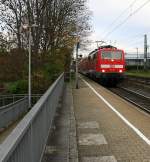 111 112 DB kommt die Kohlscheider-Rampe hoch aus Richtung Neuss,Herzogenrath mit dem RE4 aus Dortmund-Hbf nach Aachen-Hbf und fährt durch Kohlscheid in Richtung Richterich,Laurensberg,Aachen-West.
Bei Sonne und Wolken am Morgen vom 10.11.2015. 