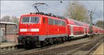Kurzer Halt in Kohlscheid am Gleis 2 für den Wupper Express (RE 4) nach Dortmund.
Als Schublok verichtet die 111 150-9 ihre Dienste im Regio Verkehr. Szenario von der Kbs 485 am 23.März 2016.
