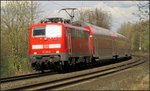 Der Wupper Express (RE 4) legt sich bei Rimburg in den Gleisbogen. Als Zugpferd dient die 111 101-2.Szenario vom 04.04.2016 an der Kbs 485 unweit von Übach-P´berg.