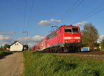 Die Ex Münchnerin 111 028 ist mal wieder mit einem RE4 nach Aachen Hbf unterwegs, gerade hat sie den Bü Dahler Weg passiert am Dienstagabend den 3.