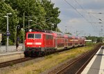 111 150-9 als RE4 in Korschenbroich bei der Durchfahrt am späten Nachmittag des 11.7.2016