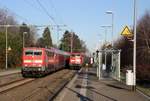 Zwei Doppeldecker begegnen sich im Bahnhof von Erkelenz.
