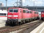 111 033 und 111 026 haben am 18.08.2007 die Aufgabe, den IC 329 nach Mittenwald zu bringen. Aufgenommen bei der Ausfahrt aus Mnchen Hbf.